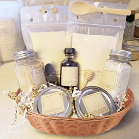 GNIEMCKIN fruit and bread display with GNIEMCKIN oval baskets