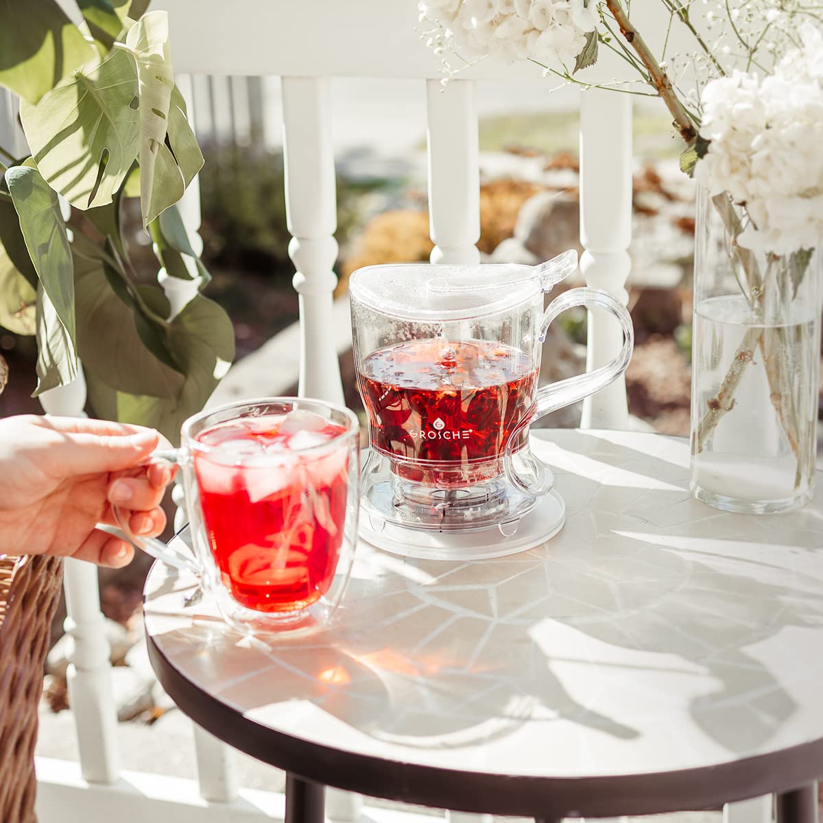 GROSCHE Aberdeen teapot pours spill-free with a tight seal.