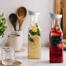 GUSTO flip-top lid carafe keeps drinks fresh and easy to pour.
