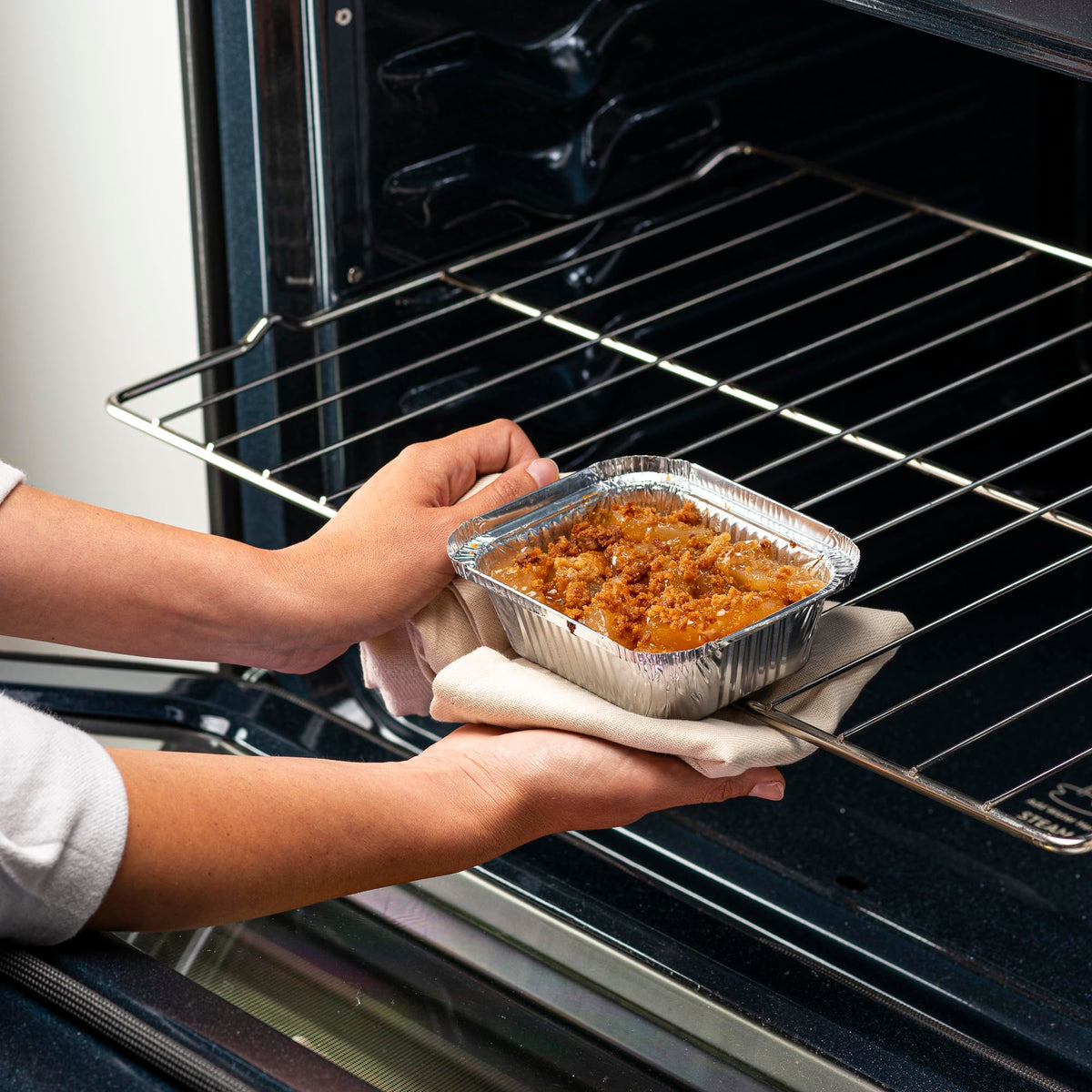 GUSTO freezer-safe aluminum pans for meal prep and storage.