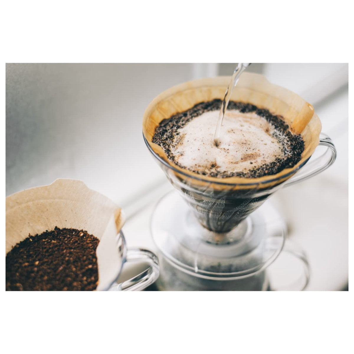 Ready-to-brew session with HARIO V60 Size 01 natural filters.