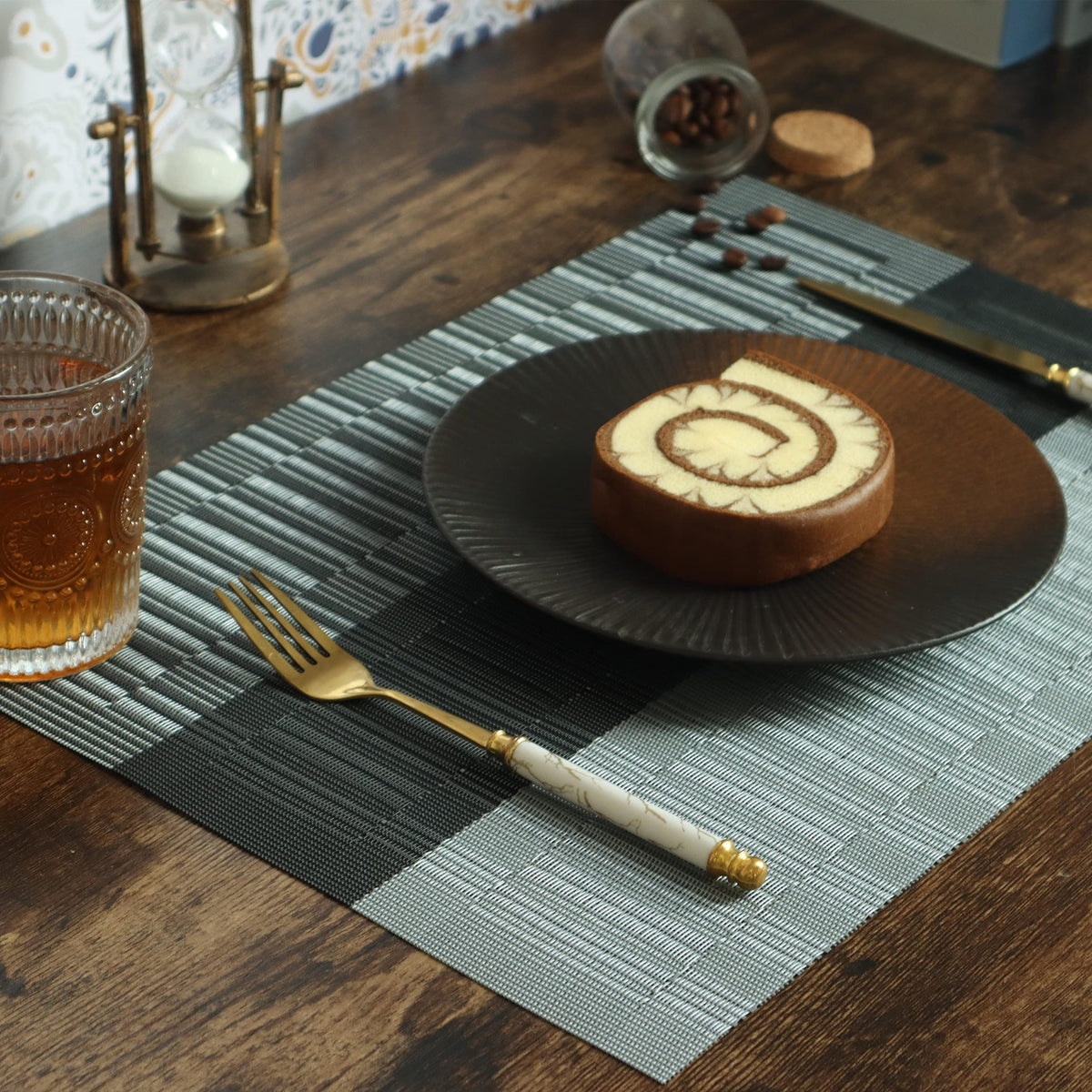 HeloHo table-protection placemats shield surfaces with a modern black finish