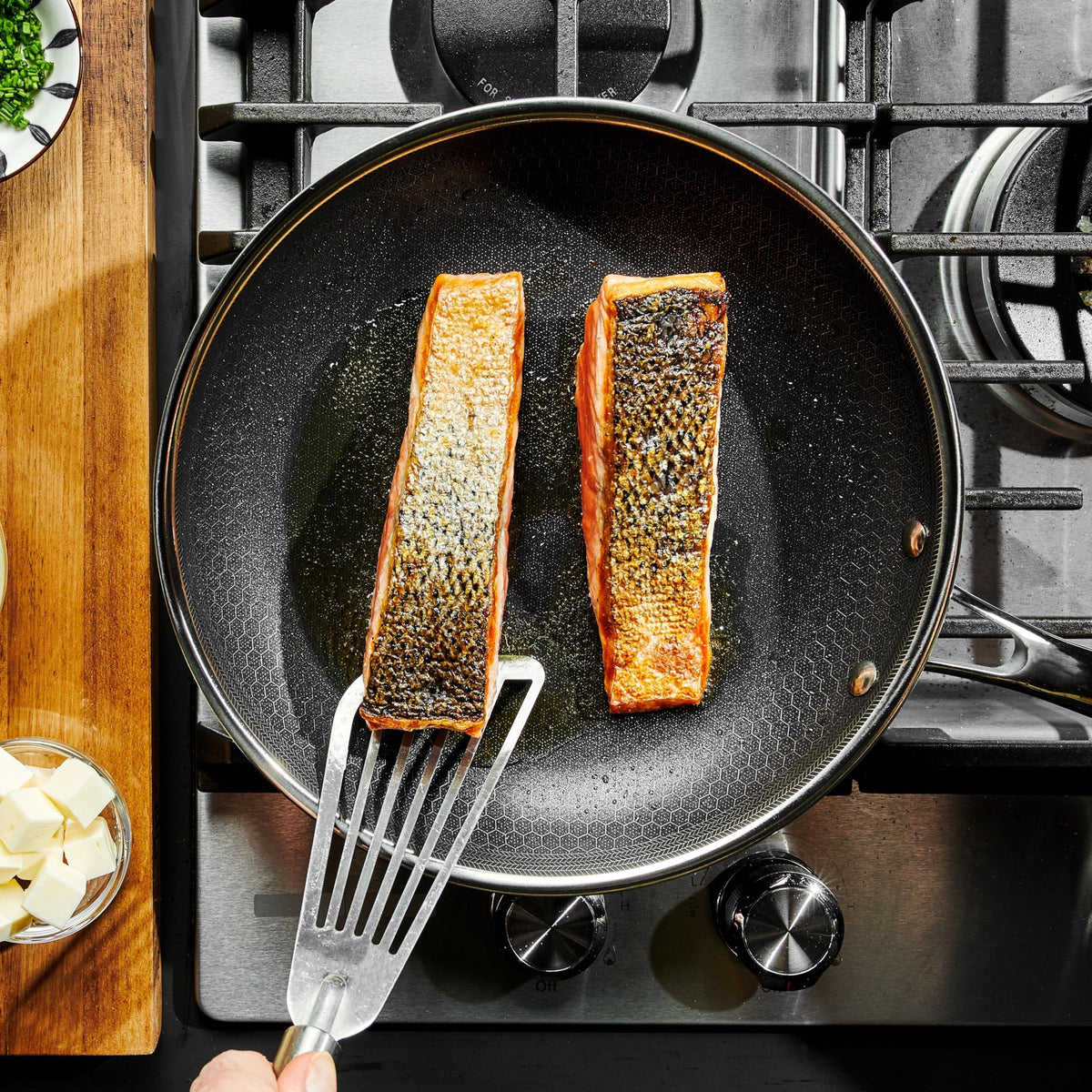 HexClad lid fits 10-inch pans and 10-quart pots for seamless cooking setup.