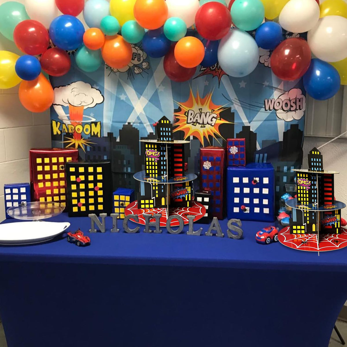 Hipoxa two-pack party dessert stand adds extra display space for guests.