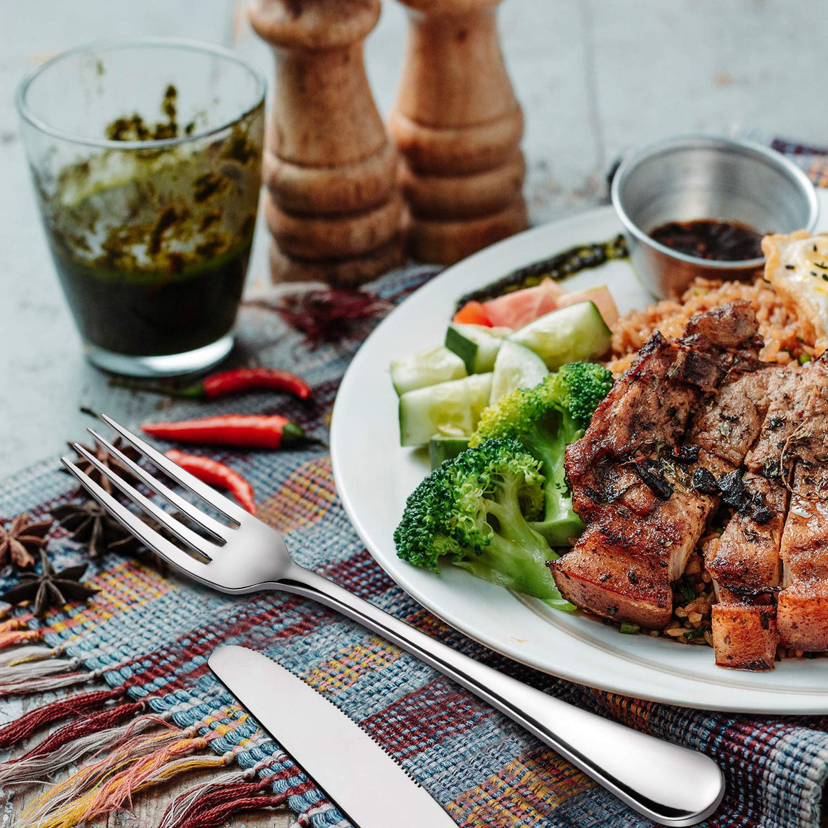 HIWARE forks with modern working ends for comfortable dining