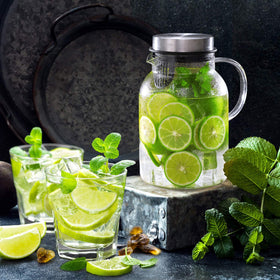 Hiware large-capacity pitcher ideal for family gatherings or parties.