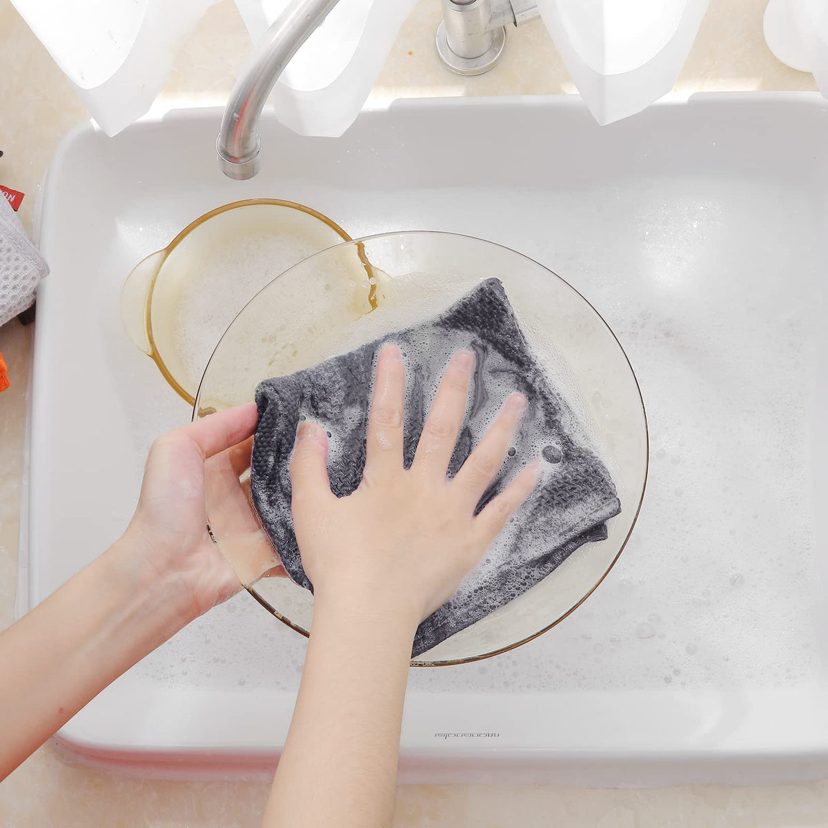 Homaxy easy-care dishcloths simplify washing and drying after meals.