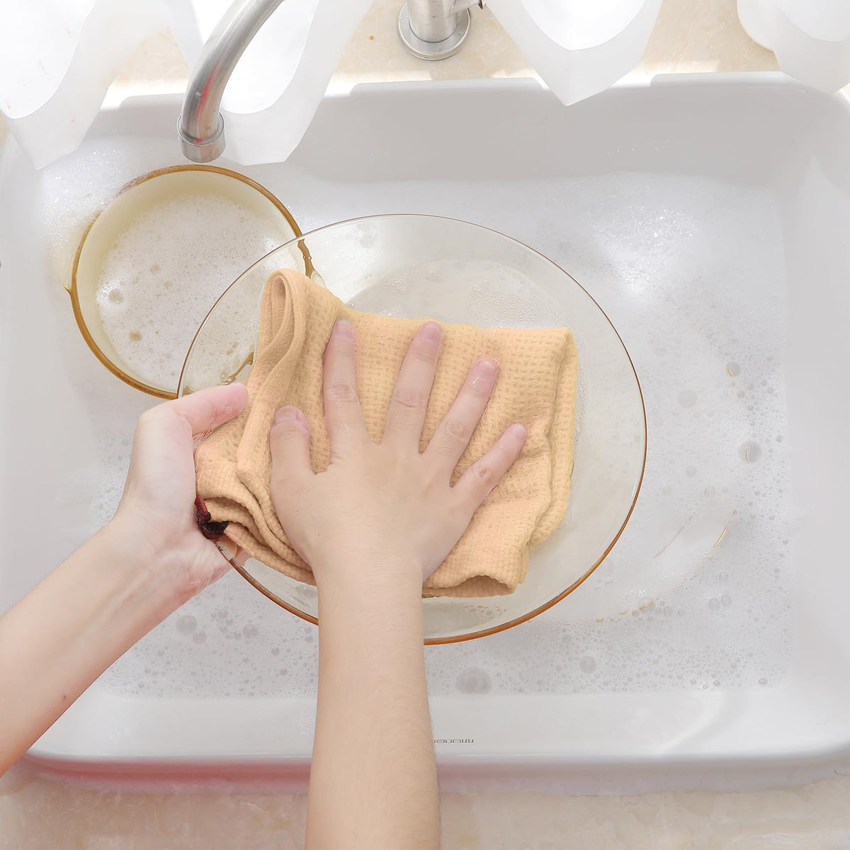Homaxy dishcloth apricot in use for drying dishes and wiping spills efficiently.