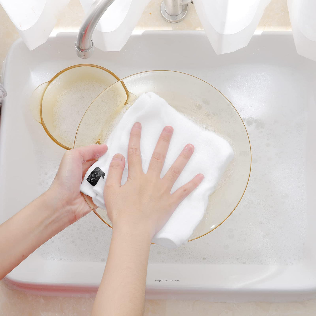 Homaxy quick-dry dish towel dries dishes fast.