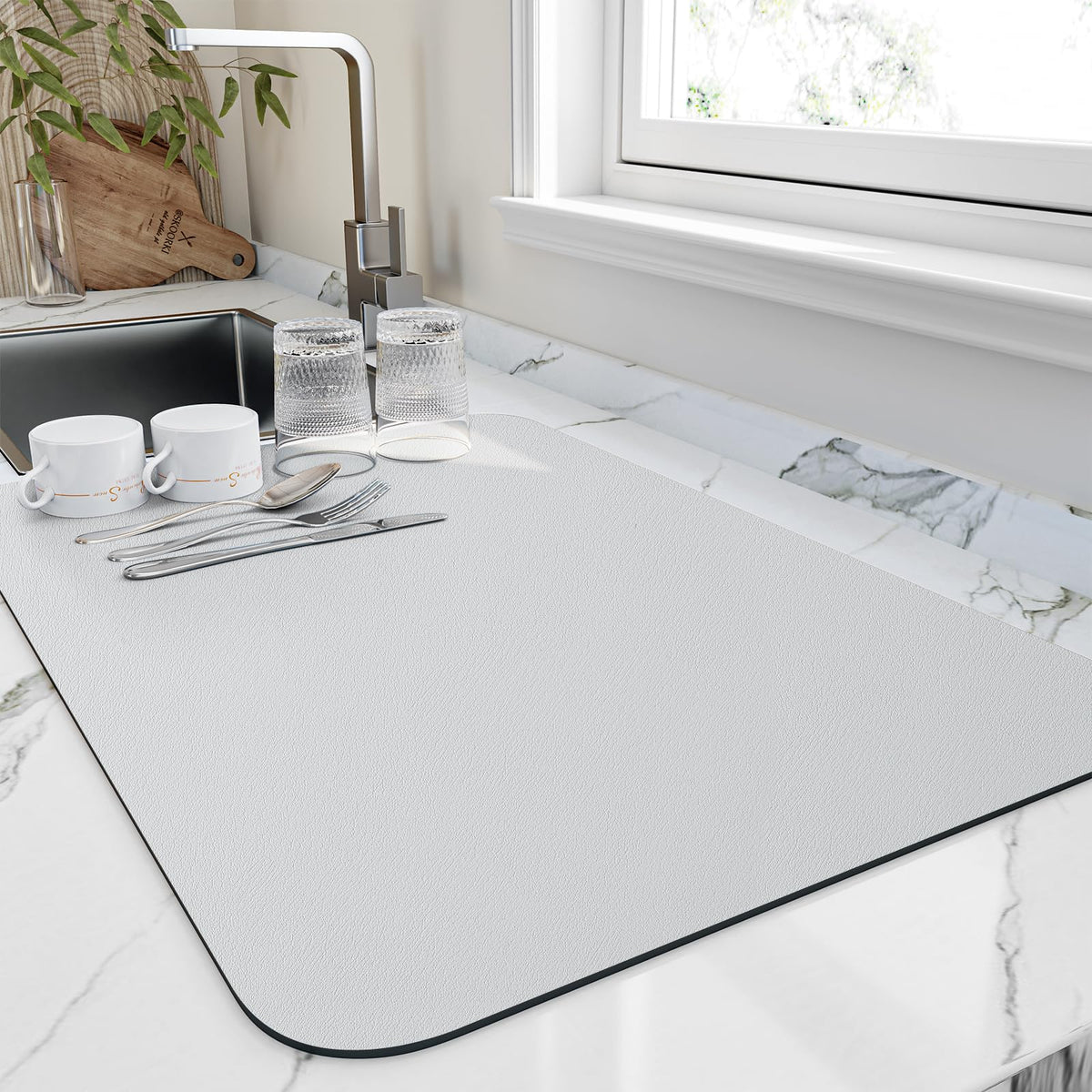 HotLive dish drying mat with absorbent nanomaterials for fast drying and reduced spills.