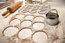HULISEN Wave 2 3/4 inch cutter for versatile baking rounds.