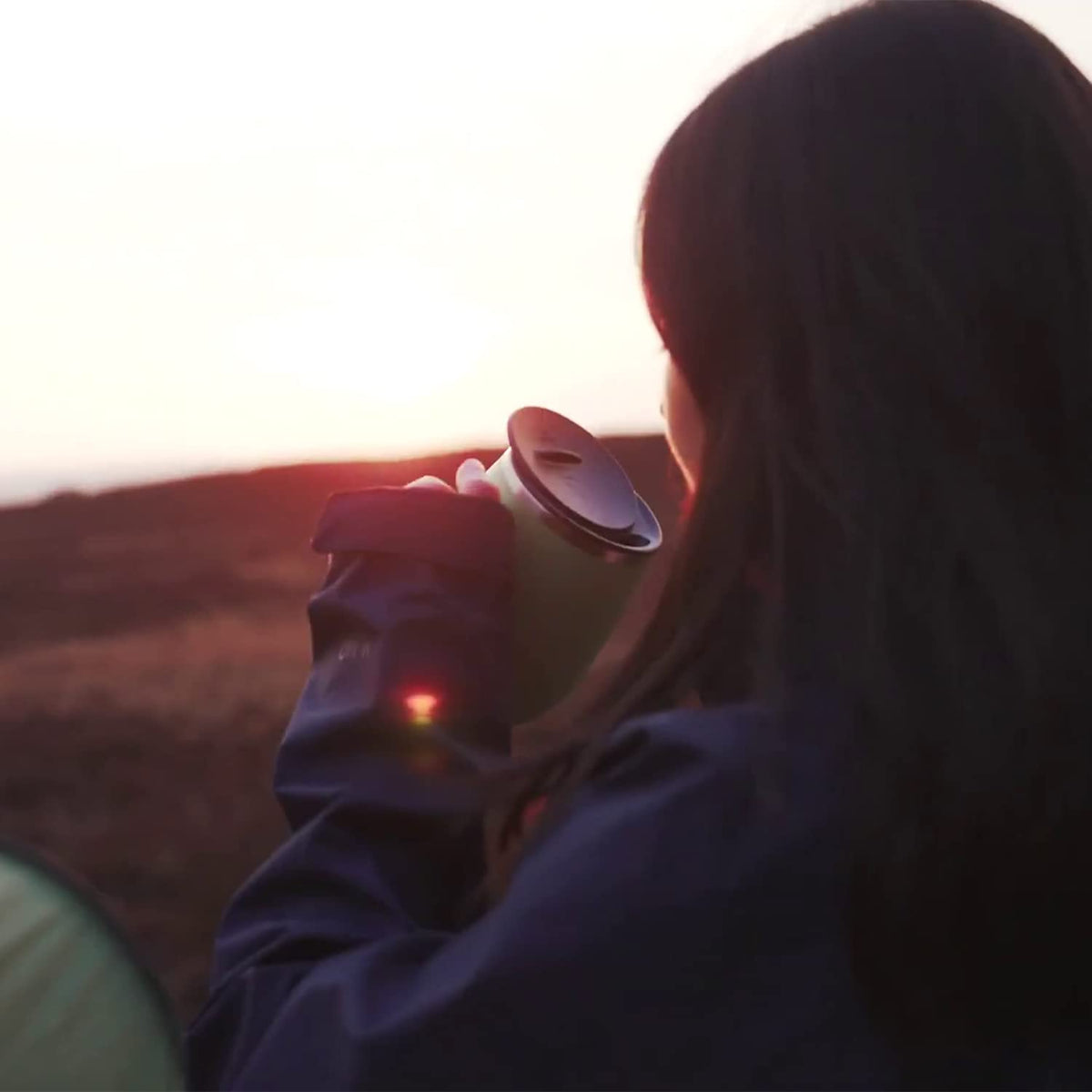 Ideus ergonomic side handle offers comfortable grip during travel.