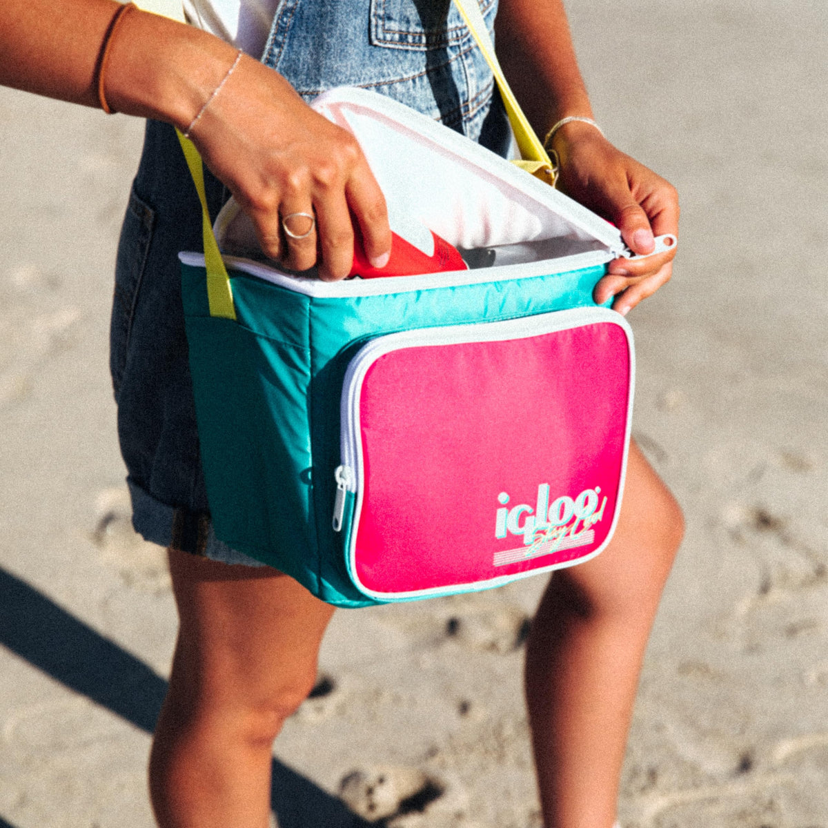 Igloo 90s Retro Square Lunch Box Adjustable Strap for comfortable hands-free transport