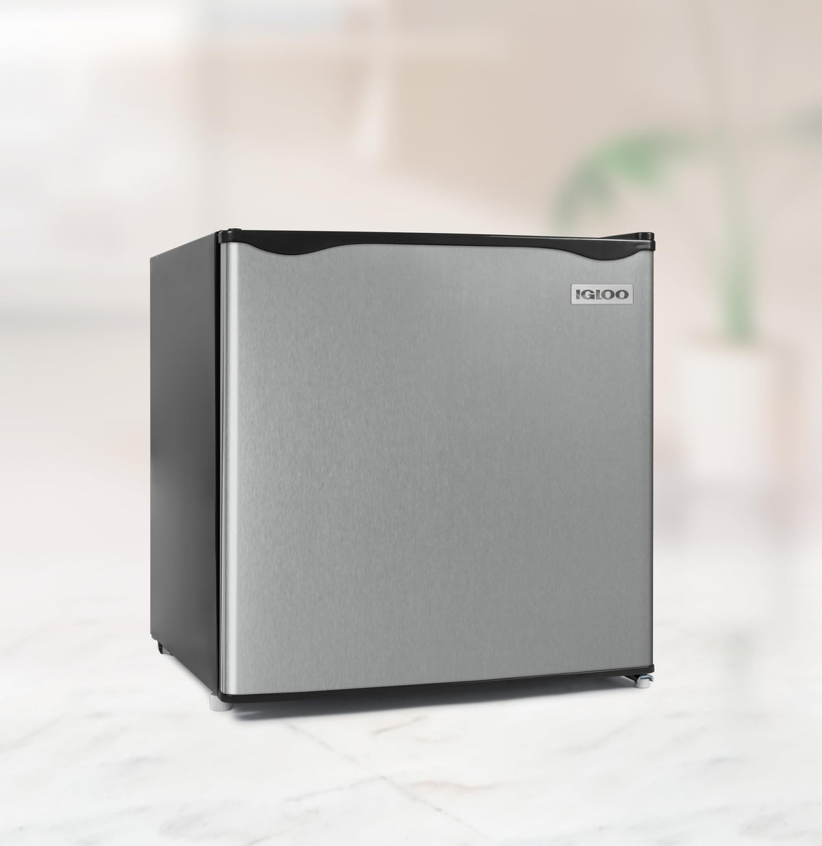 Igloo separate freezer compartment offers space for ice and frozen snacks.