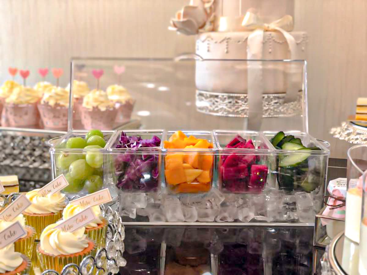 IVYHOME hinged lid condiments server protecting contents during transport