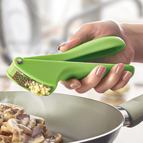 IVYHOME silicone drip plug enables controlled liquid release during serving.