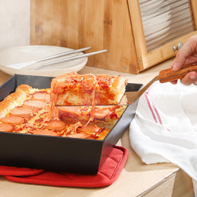 Jisculo hard-anodized aluminum pan offers durable performance for repeated use.