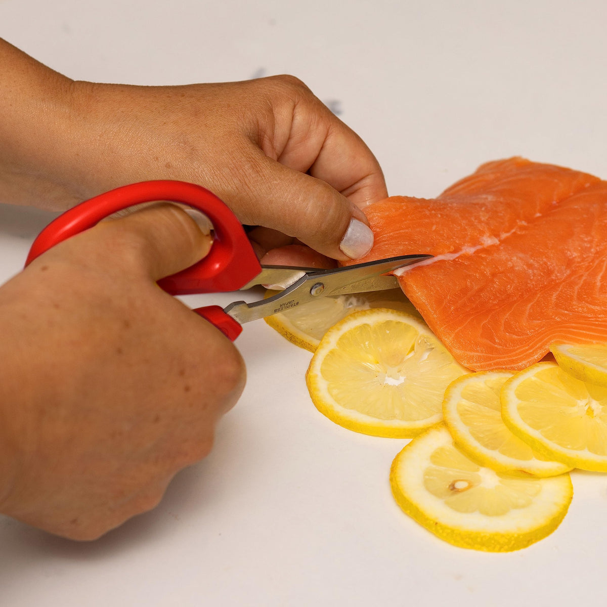Joyce Chen Unlimited scissors slice through chicken bone with torque engineering.
