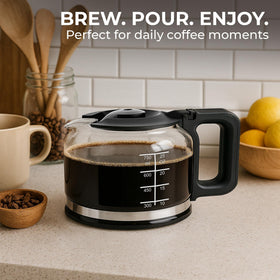 Kaffè Universal 5-Cup Glass Carafe pouring action with smooth flow