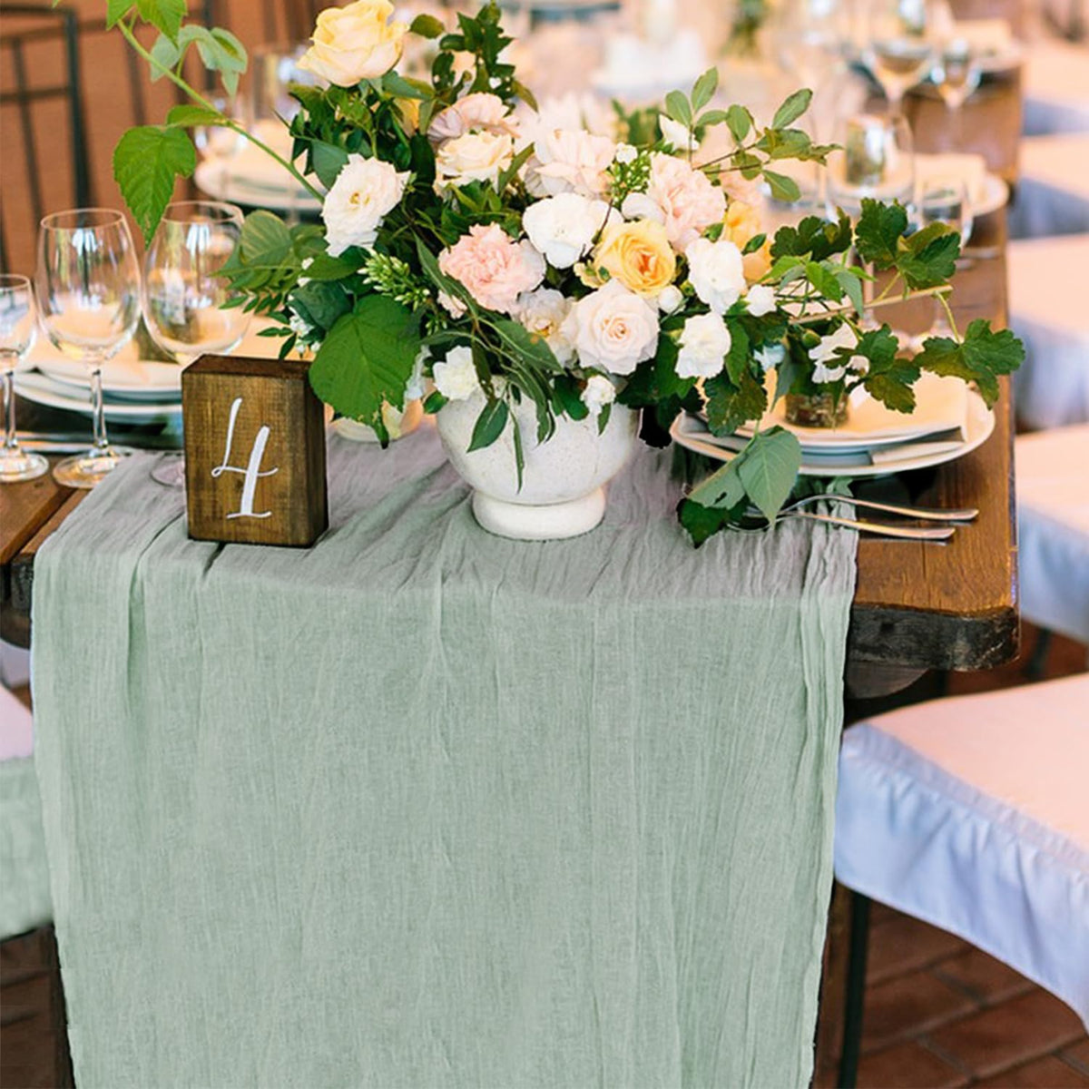 Keepshowing 12-pack table runners for versatile event setups.
