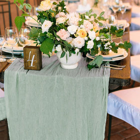 Keepshowing 12-pack table runners for versatile event setups.