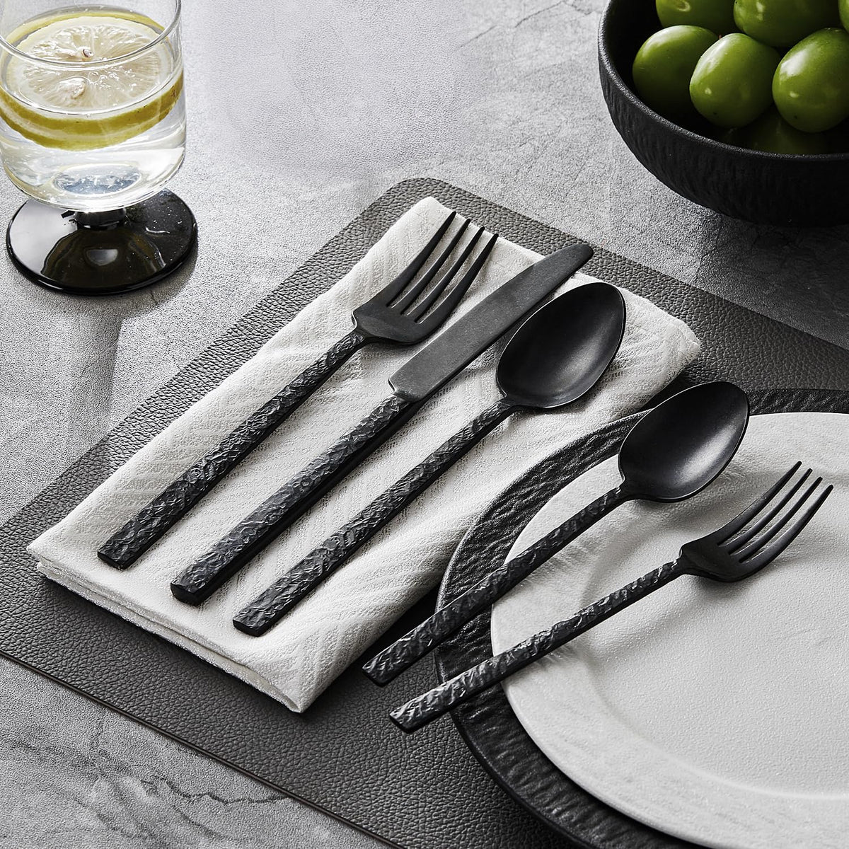 Kingstone 40-piece handle detail emphasizes seamless construction