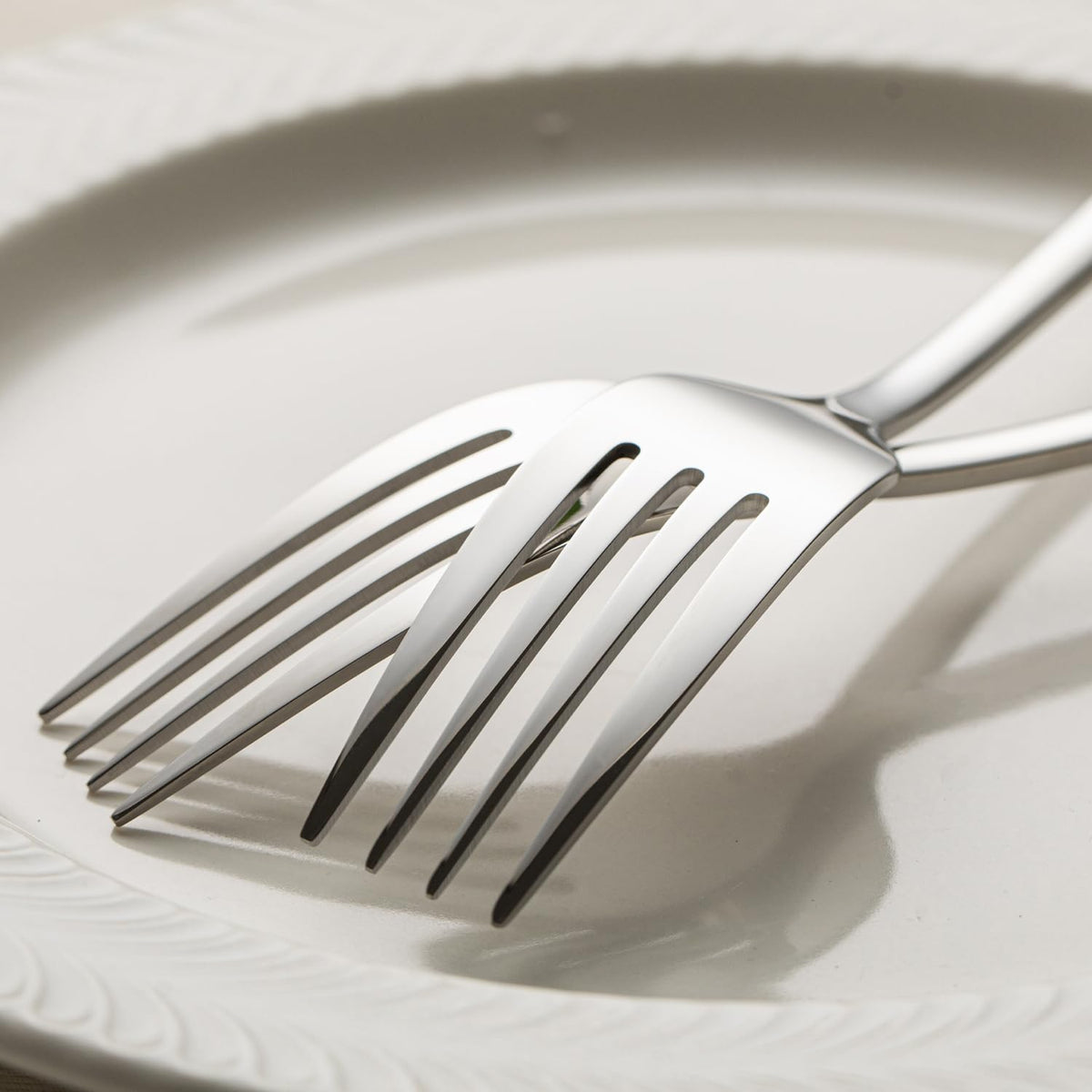 KINGSTONE Dishwasher-safe dinner forks for easy cleanup after meals.
