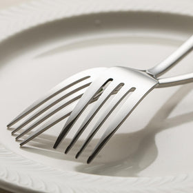 KINGSTONE Dishwasher-safe dinner forks for easy cleanup after meals.