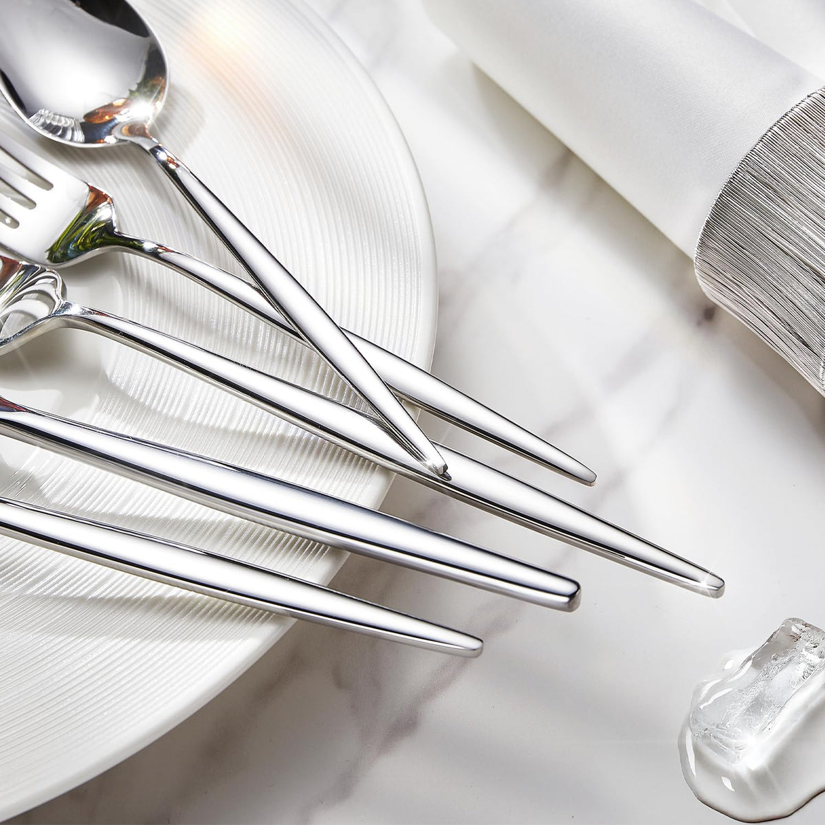 KINGSTONE dinner knives with reliable cutting and a refined look.