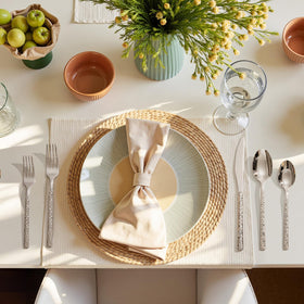 Kingstone hammered table setting showcases luxury at gatherings