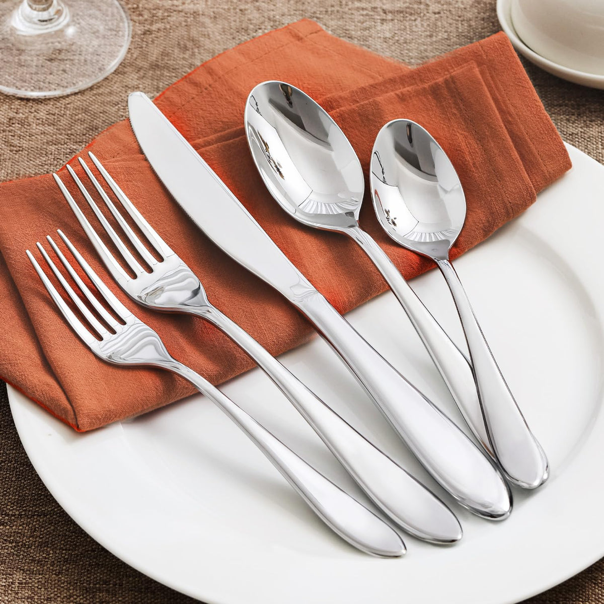 KINGSTONE teardrop-handle ergonomic design provides comfortable grip during meals.