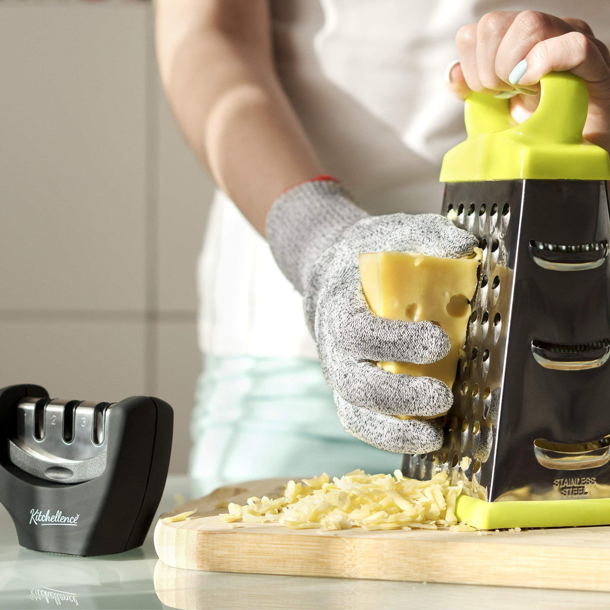 Kitchellence non-slip base keeps the sharpener stable.