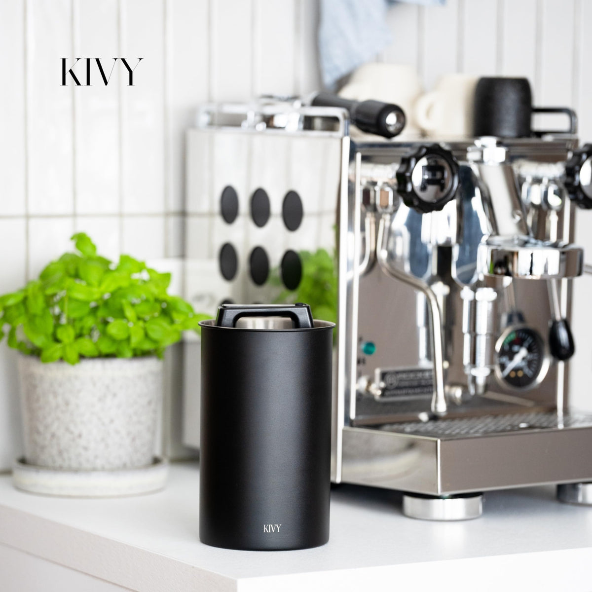 KIVY canister is easy to clean, saving time after roasting.