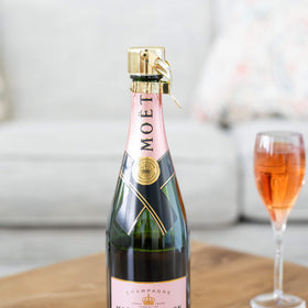 KLOVEO Easy-use press-to-seal action fits standard bottle necks.