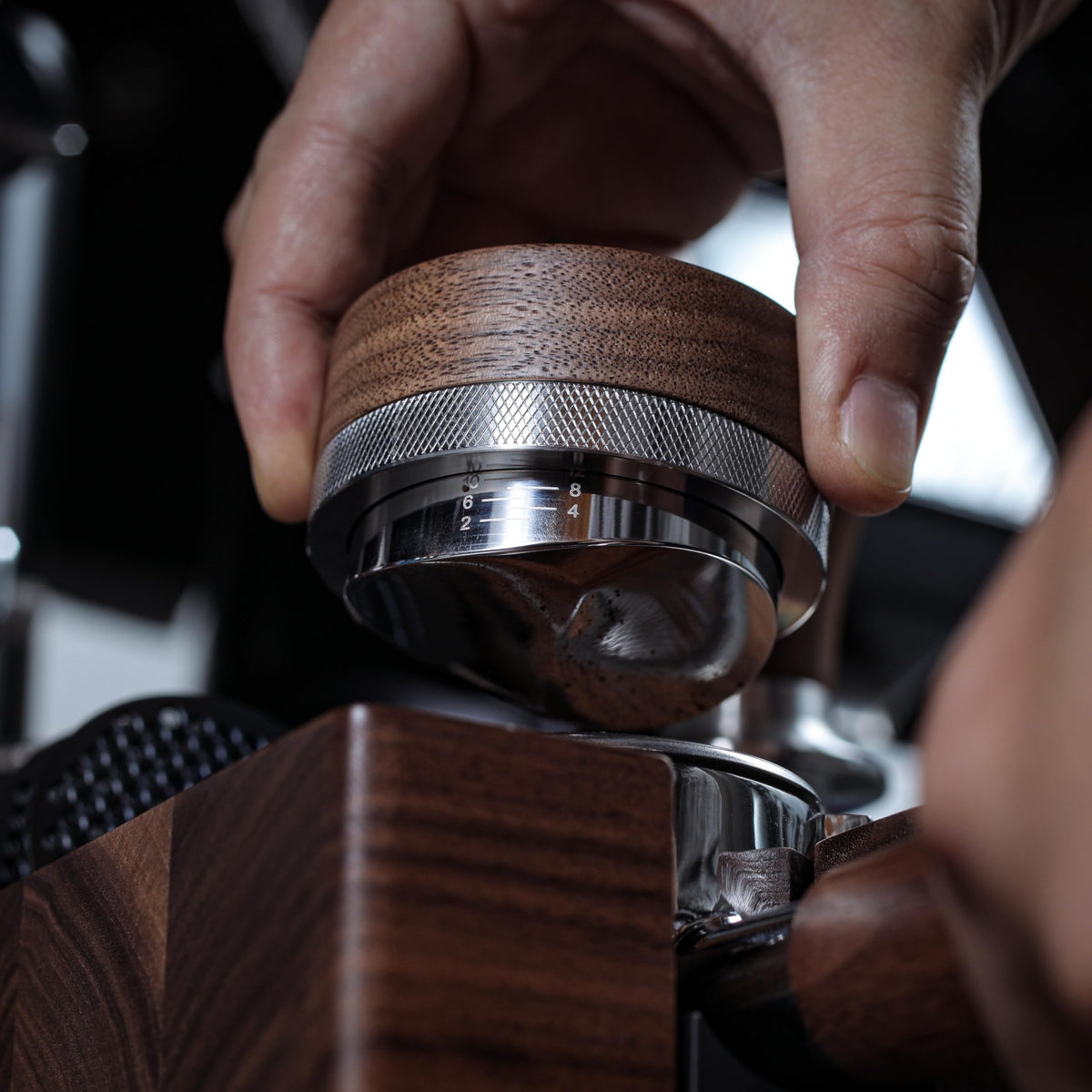 KNODOS espresso distribution tool with walnut handle for comfortable grip