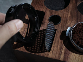 KNODOS walnut station with anti-slip base to prevent movement during tamping