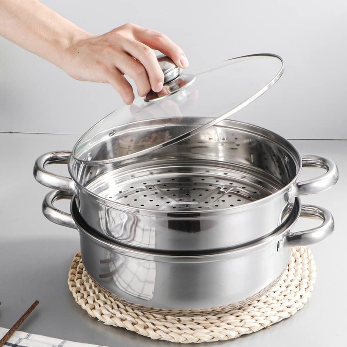 Lcilent clear lid lets you monitor progress during steaming.