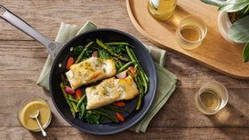 Le Creuset ceramic non-stick coating enables effortless food release and cleaning.