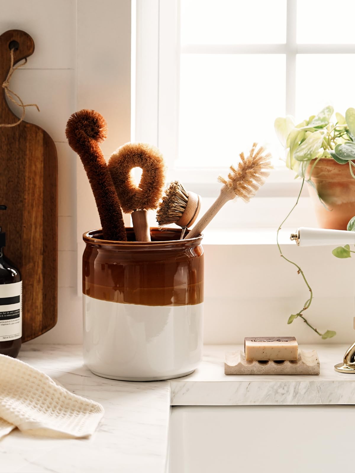 LE TAUCI coffee pods storage idea kept neatly in the large crock