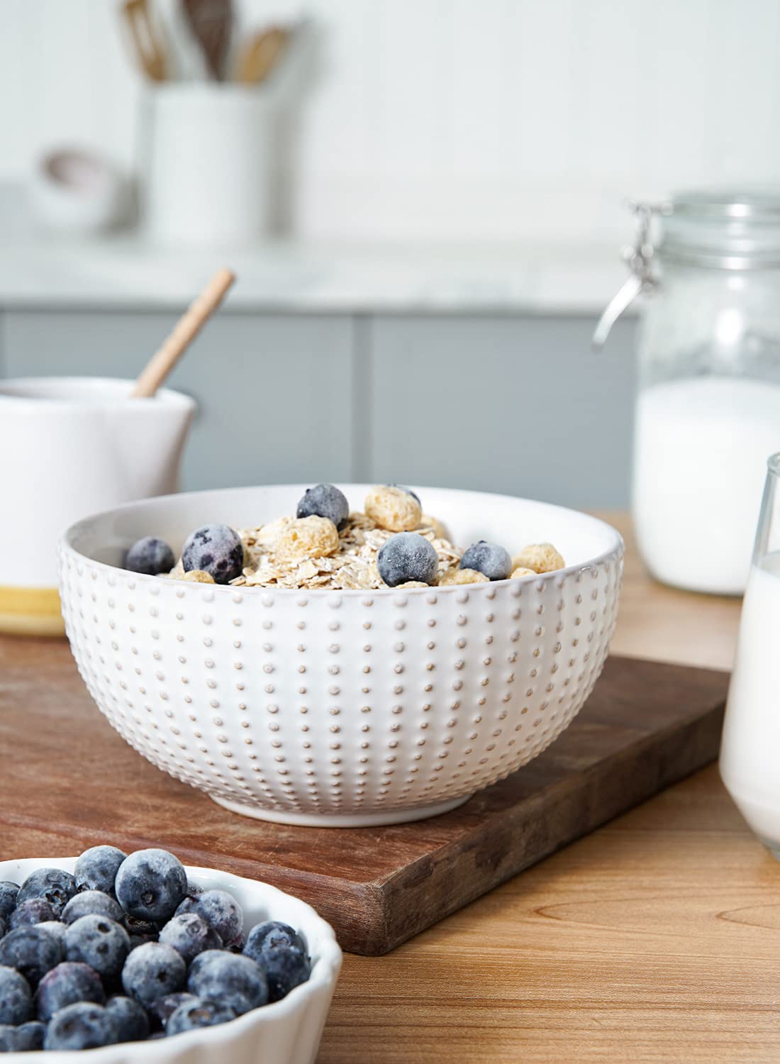 LE TAUCI Stackable dinnerware saves cabinet space and reduces clutter.