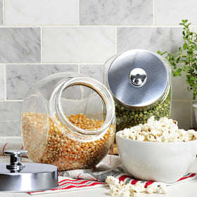 Le'raze airtight lids keep snacks fresh and visible on display.