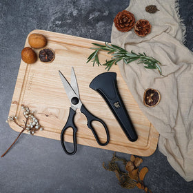 Linoroso all-purpose shears tackle herbs, meat, and kitchen packaging.