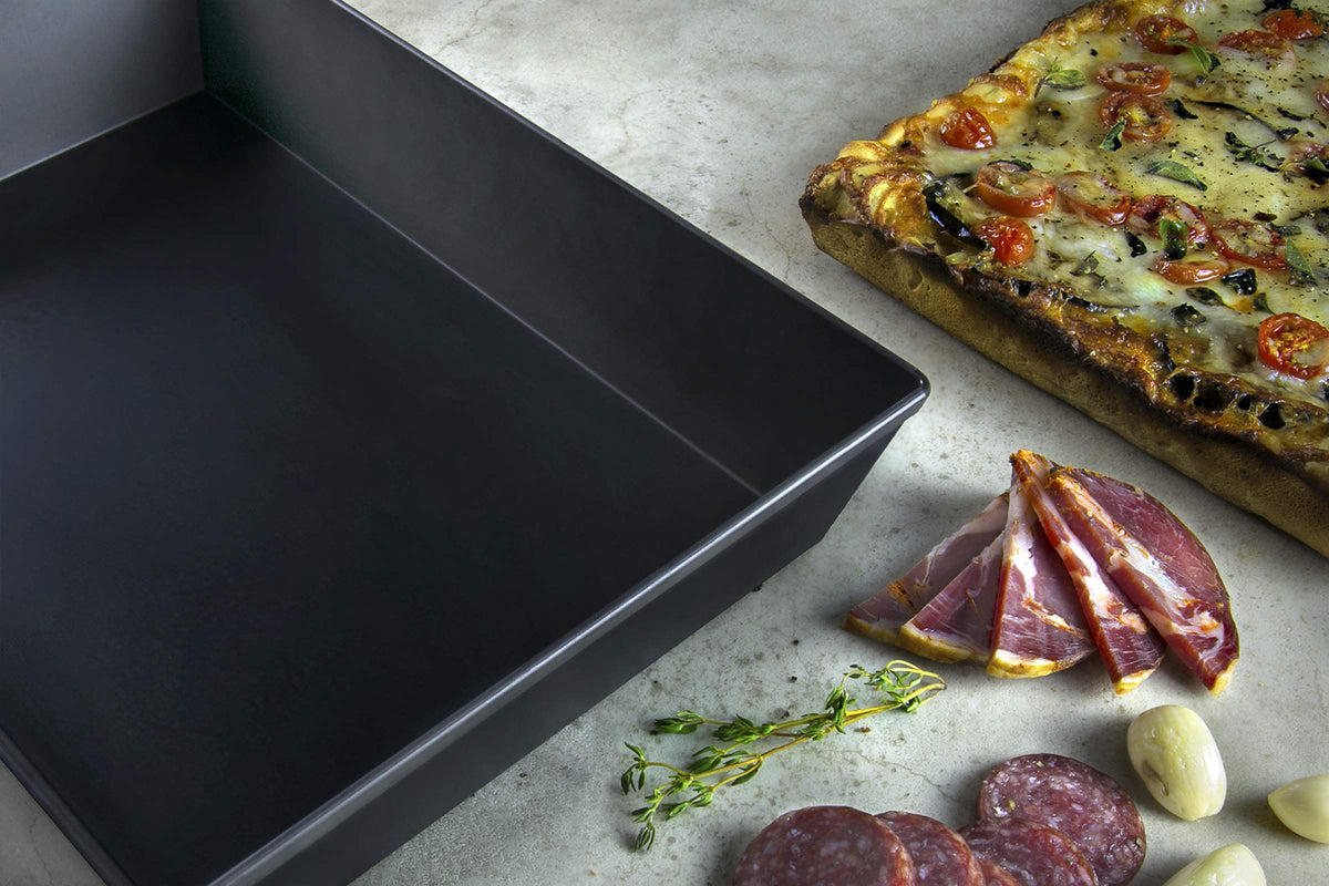 Lloyd Pans heavy-duty aluminum pan delivers restaurant-grade durability and simple cleanup.