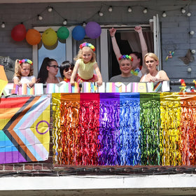 LOLStar wavy rainbow decor adds festive ambience.