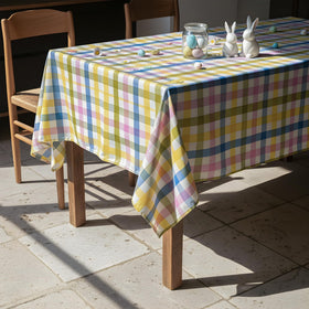 LOSIVISHE indoor-outdoor-tablecloth suited for indoor gatherings and outdoor parties.