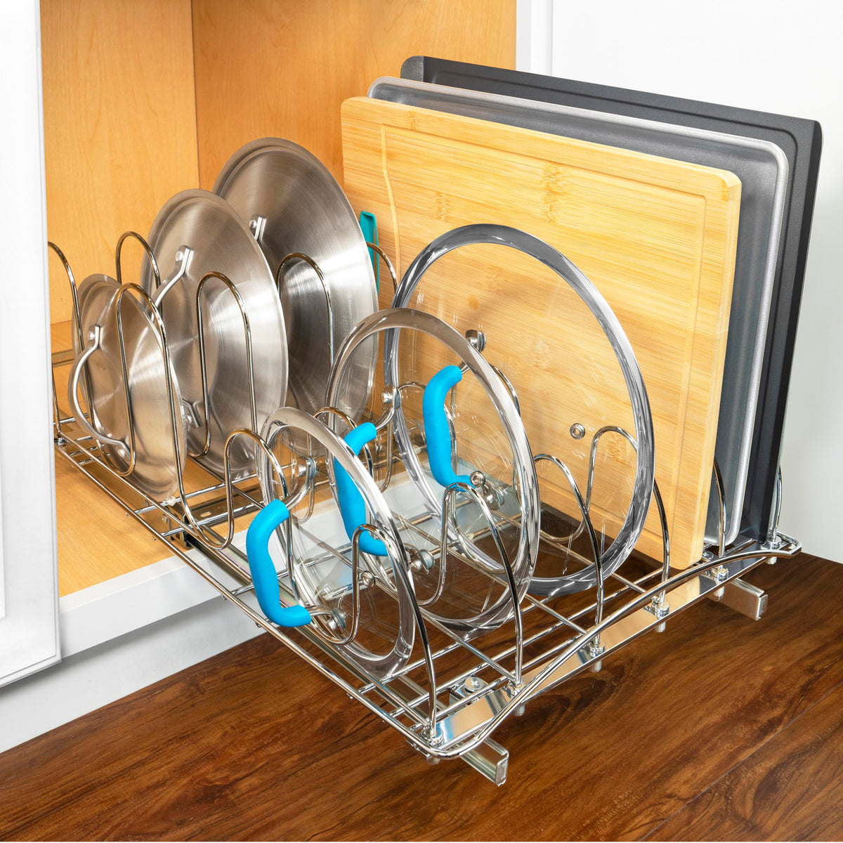 LYNK PROFESSIONAL capacity up to 30 lids maximizes cabinet storage space.