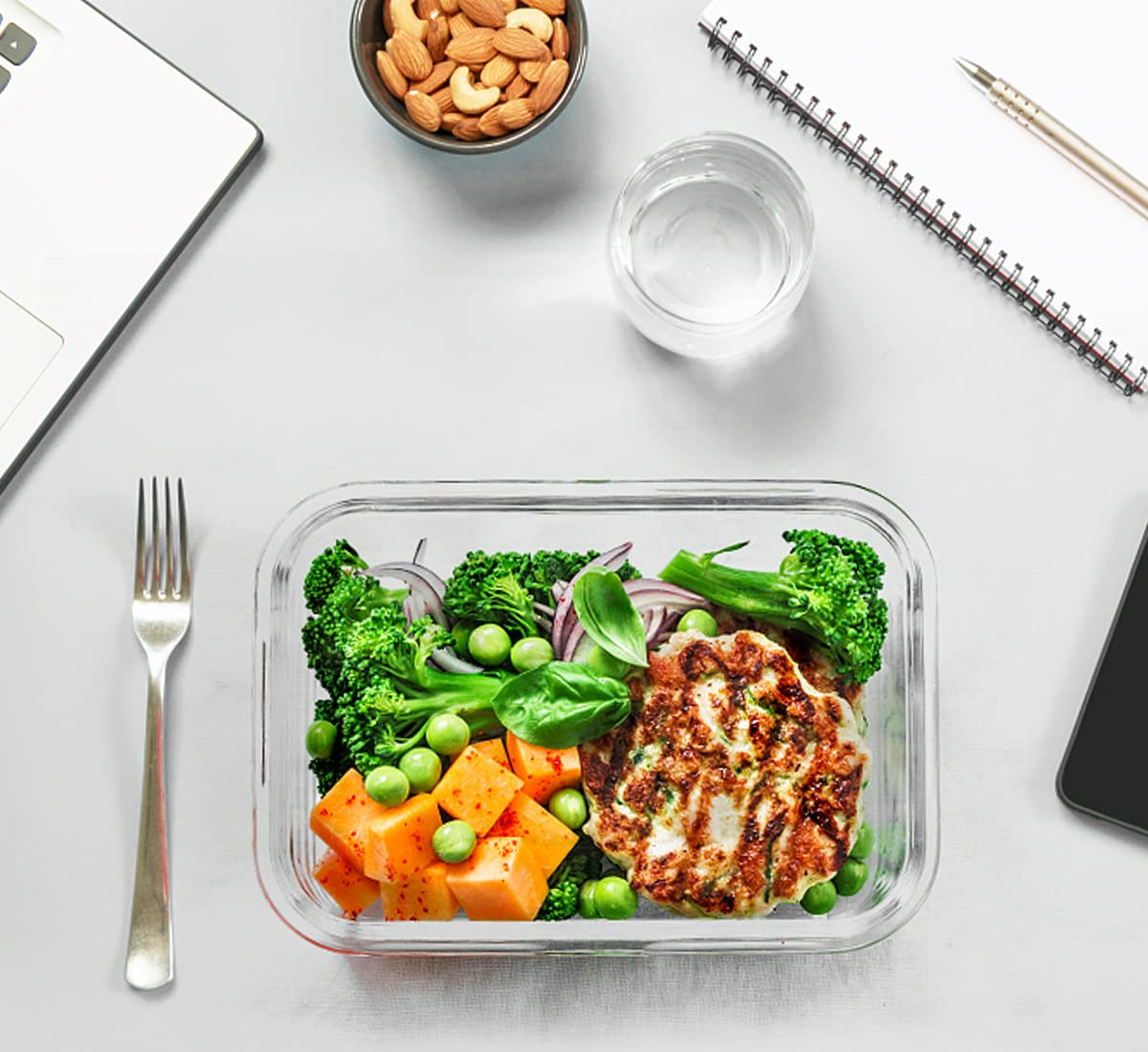 M MCIRCO airtight lids with silicone seals keep portions fresh.