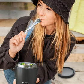 Misonea Thermo stainless steel body maintains temperature during meals.