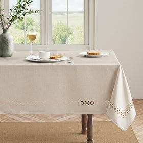 MIULEE outdoor dining scene demonstrates all-season durability and easy cleaning.