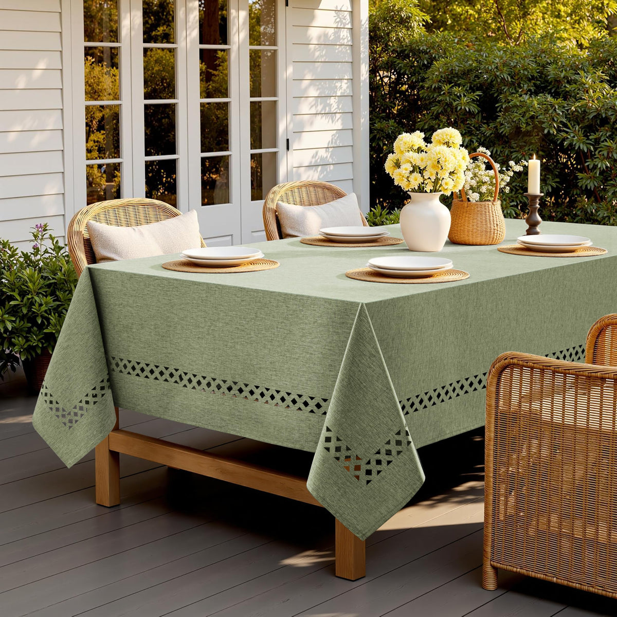 MIULEE easy-care tablecloth cleans quickly with damp cloth or cold wash.